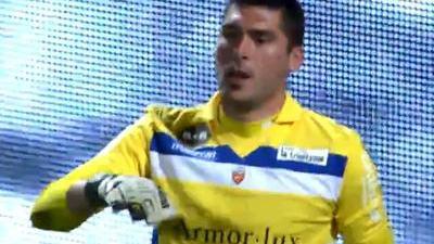 卡尔：我一直在提高右脚技术，能在17岁欧冠进球意义重大（卡尔：专注提升右脚能力，17岁欧冠破门意义非凡）